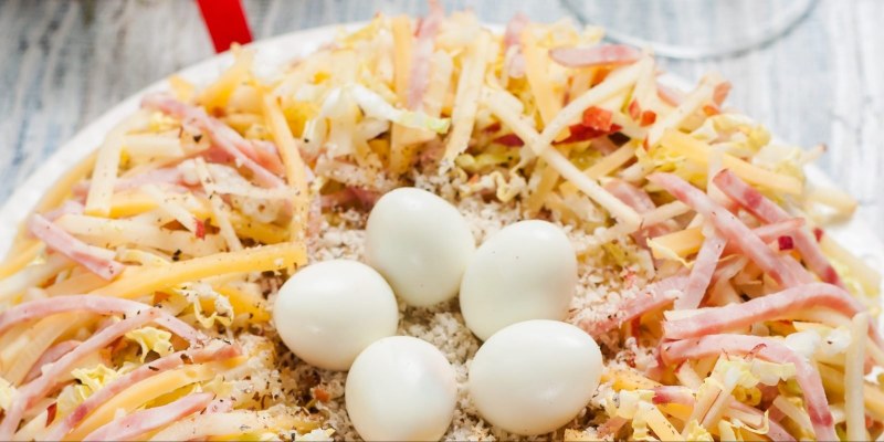 Салат перепелиное гнездо с жареной картошкой и болгарским перцем