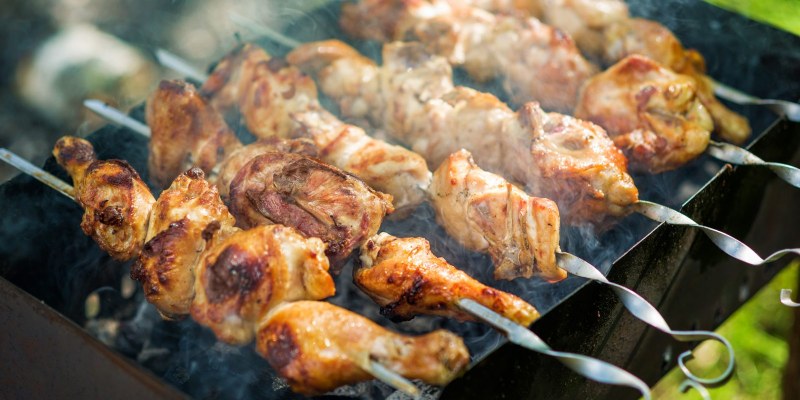 Шашлык с майонезом и луком из свинины