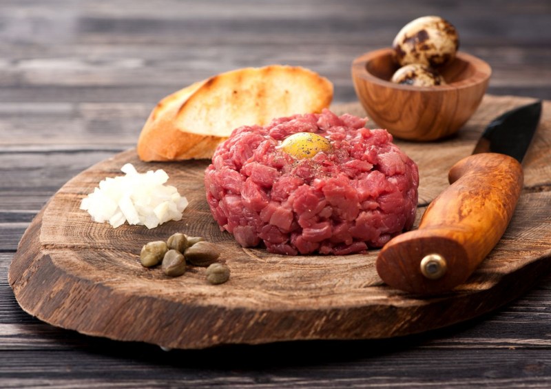 Тартар из говядины с каперсами