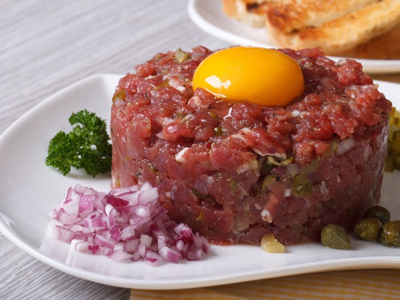 Закуска из лосося с соусом тартар и розовым перцем