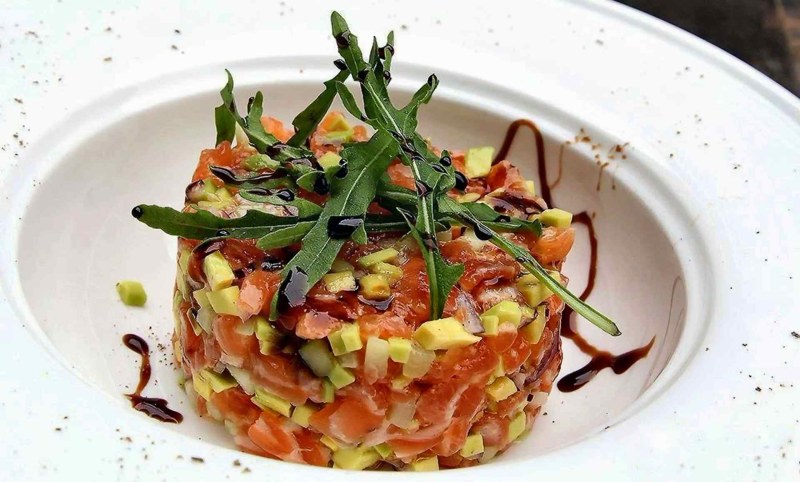 Fresh Salmon tartare with Asian Dressing