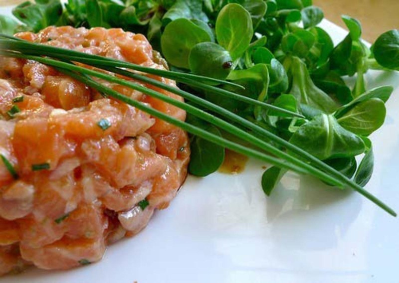 Тар тар из лосося с карерсами