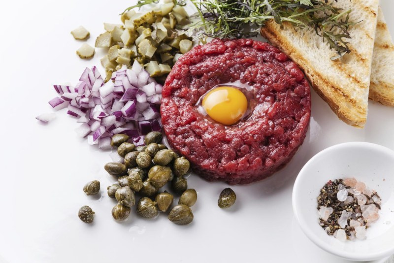 Тартар из говядины с каперсами и корнишонами