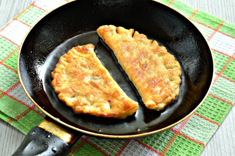 Чебуреки на сковороде