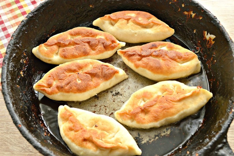 Пирожки из слоёного теста с яблоками
