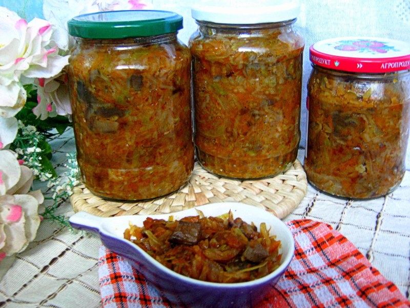Курица в соусе с брокколи и грибами