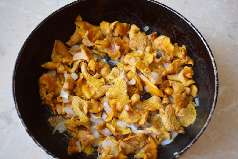 Лисички в сметане