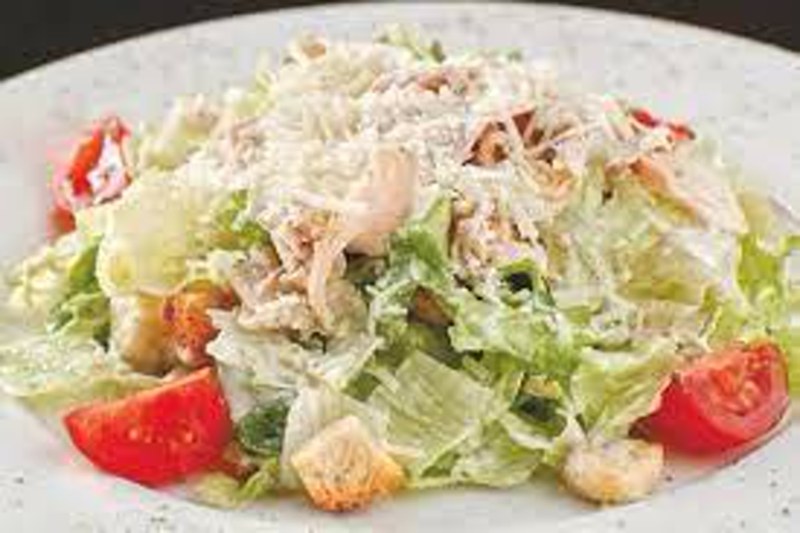 Салат Цезарь с кукурузой