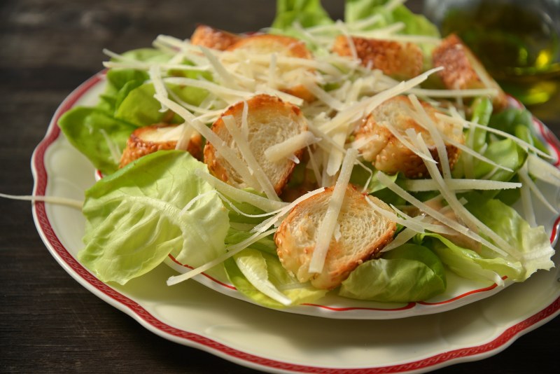 Американский Цезарь с куриной грудкой и анчоусами