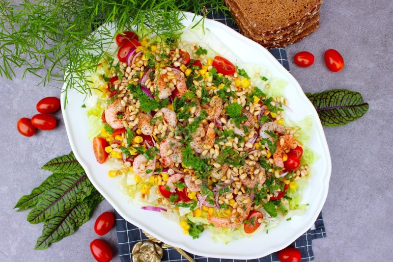 Салат из рукколы с вялеными помидорами и кедровыми орешками