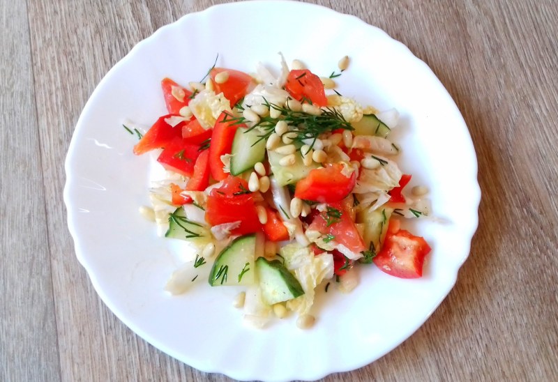 Салат с овощами и кедровыми орешками