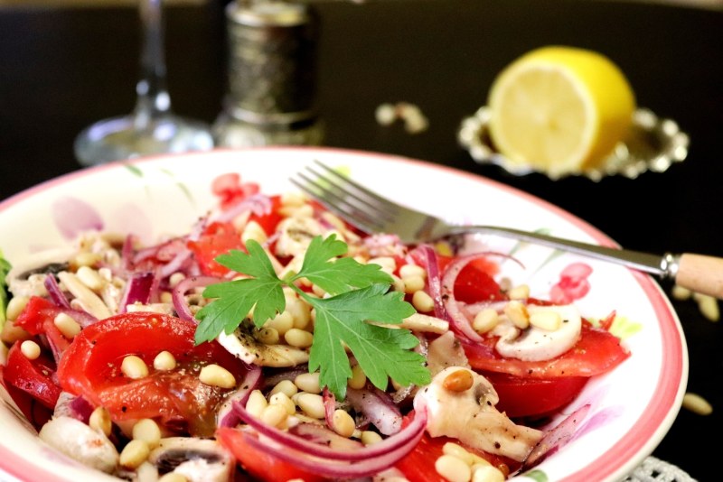 Салат с рукколой и кедровыми орешками