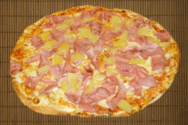 Пицца с ананасами и ветчиной