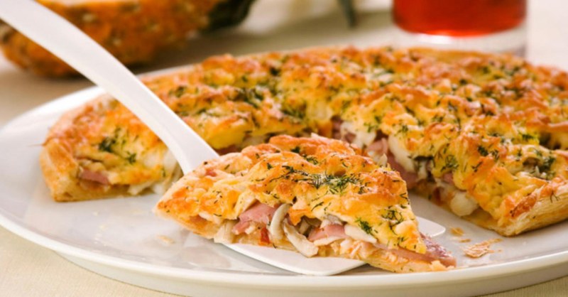 Пицца с ананасами