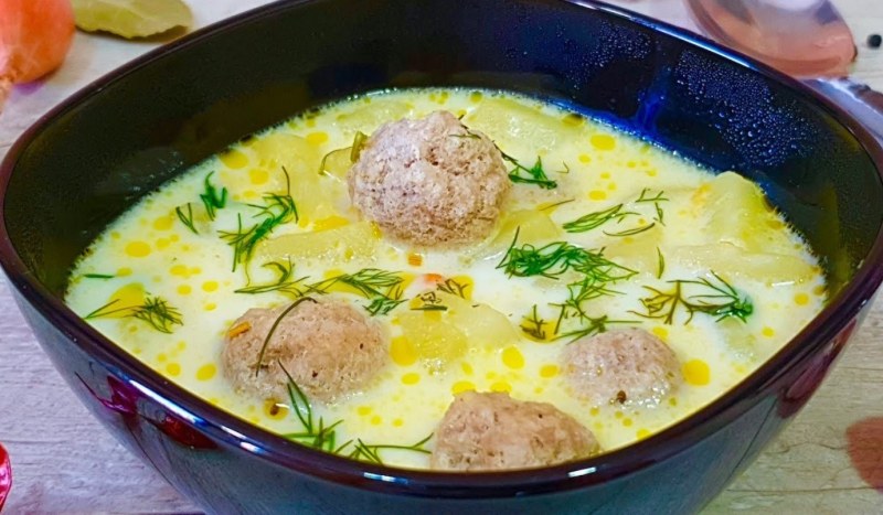 Сливочный суп с курицей и плавленным сыром