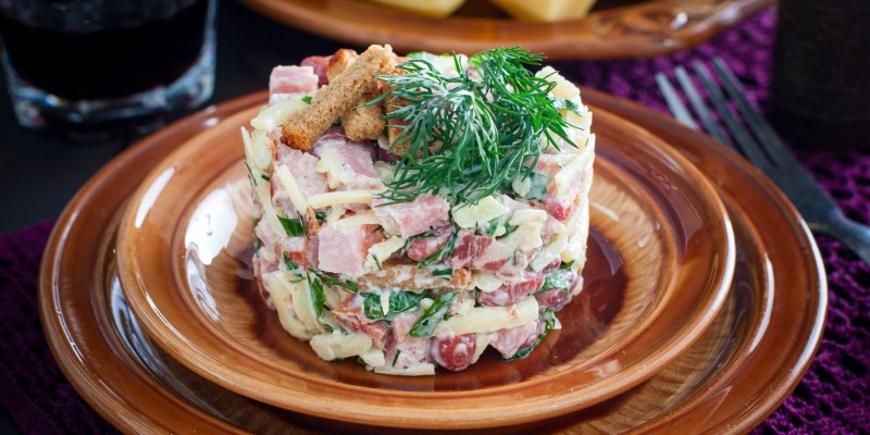 Салат с курицей и ветчиной