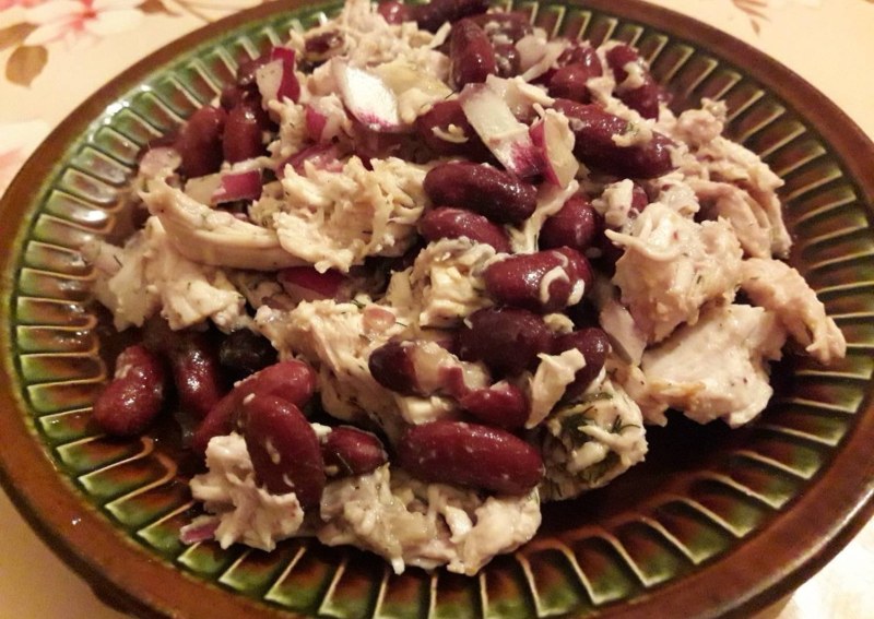 Салат с копчёной курицей и фасолью