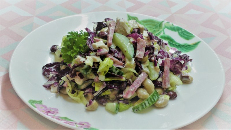 Салат с фасолью и курицей и огурцом