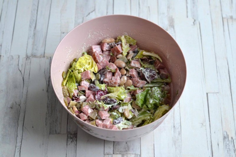 Салат с красной фасолью и копченой колбасой и сухариками