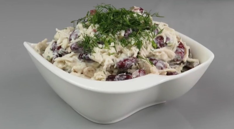 Салат с фасолью и курицей