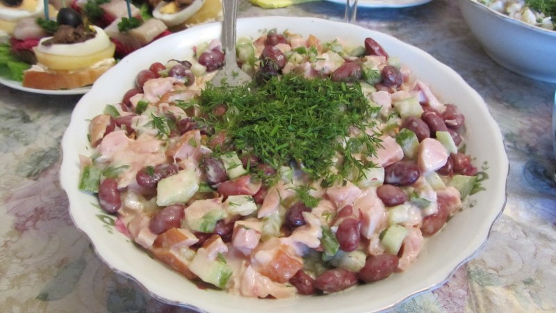 Салат с копчёной курицей и фасолью