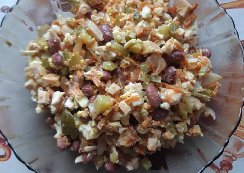 Салат с копчёной грудкой и фасолью