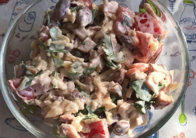 Салат с курицей, фасолью и помидорами