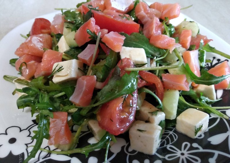 Салат с руколой и красной рыбой