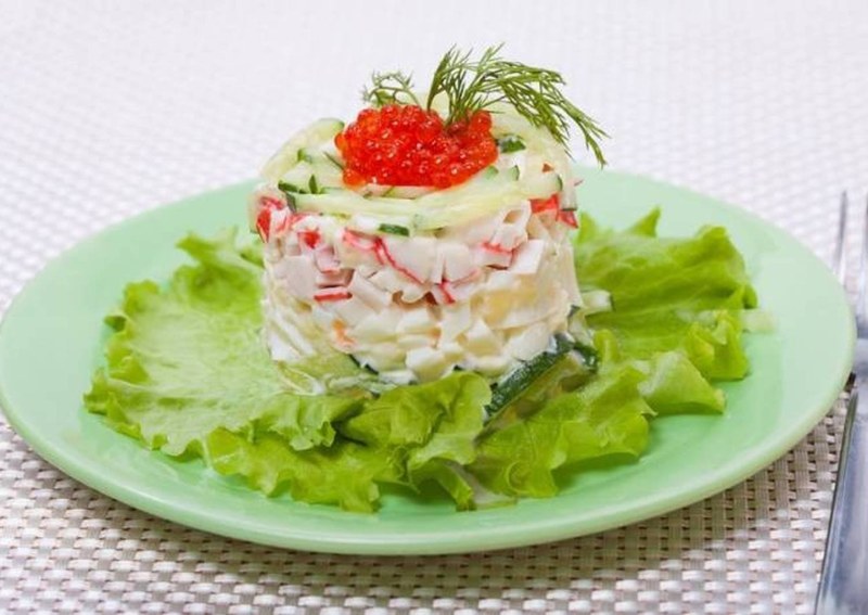 Салат с кальмарами и крабовыми палочками и икрой