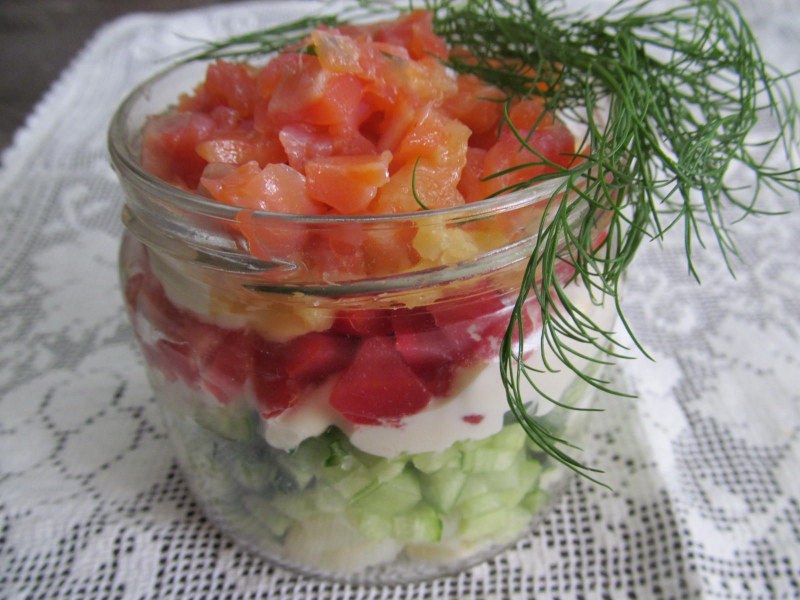 Салат с красной рыбой и помидорами