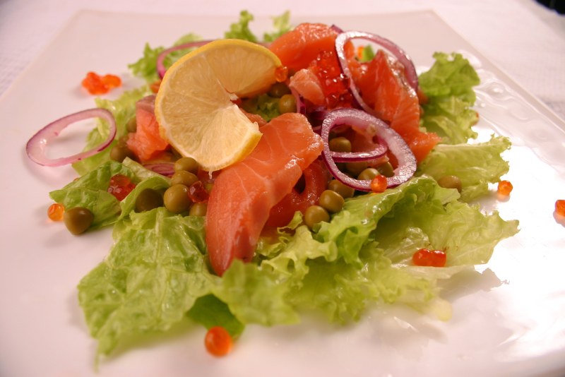 Вкусный салат с слабосоленой рыб