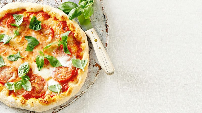 Pizza Margherita на листке картинка