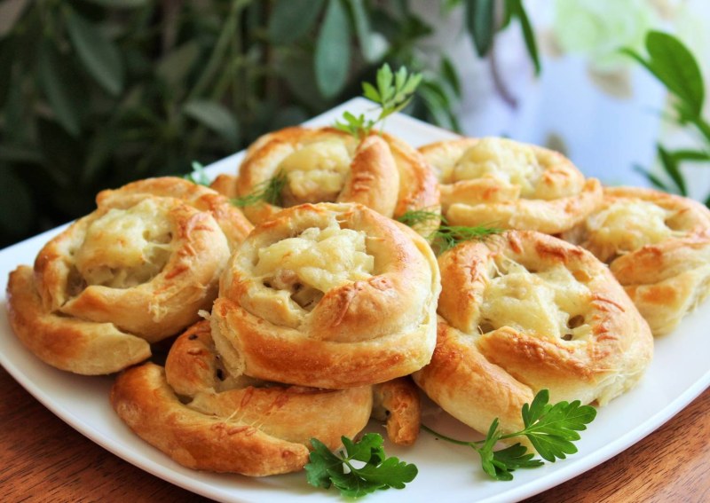 Слоеные пирожки с курицей