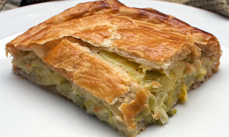Пирог мясной слоеный