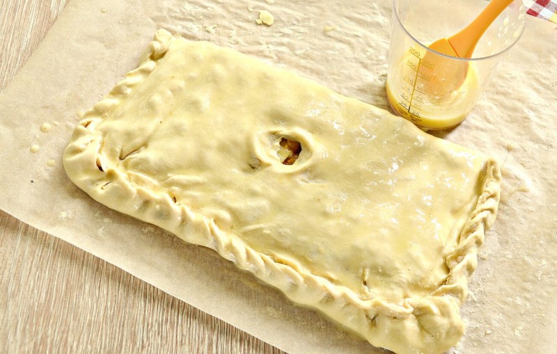 Пирог из слоёного теста с фаршем и картофелем
