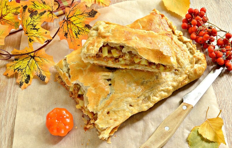 Пирог с мясом из слоеного теста