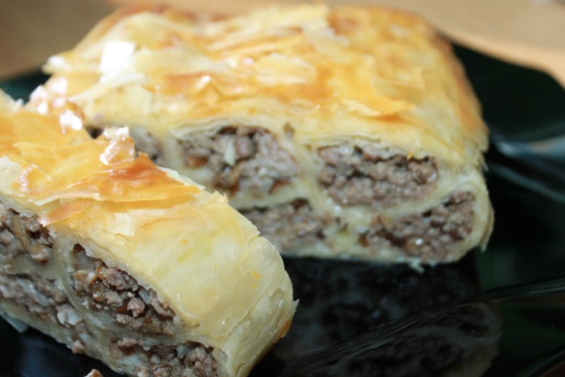 Пирог с фаршем и грибами в духовке
