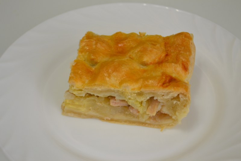 Пирог из слоёного теста с курицей и картошкой