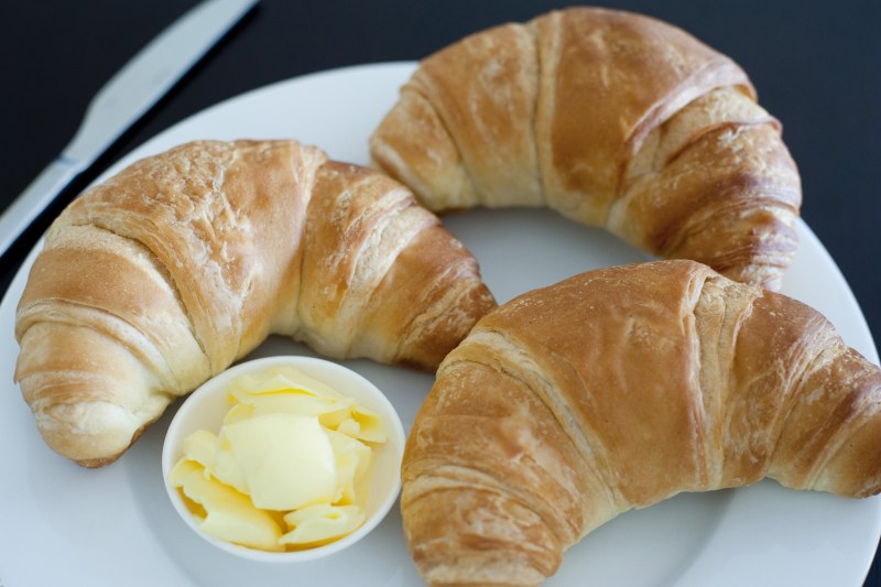 Круассан с ветчиной и кофе