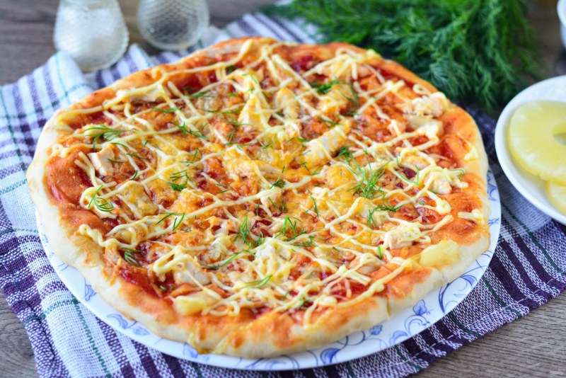 Пицца с ананасами и курицей и помидорами