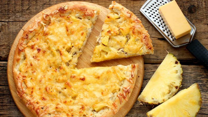 Пицца с ананасами домашняя