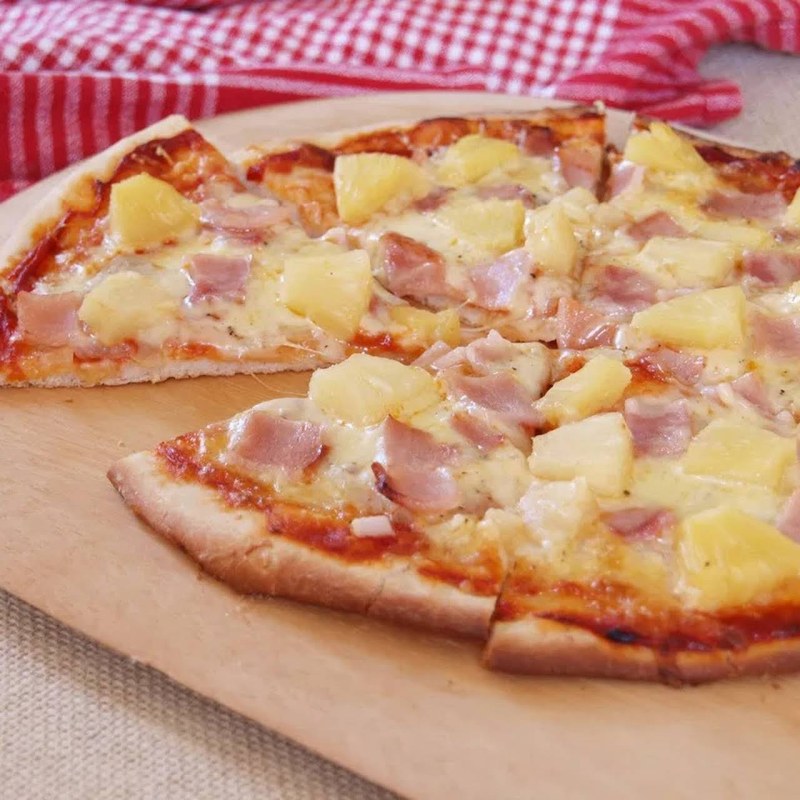 Пицца Гавайи с ветчиной и ананасами