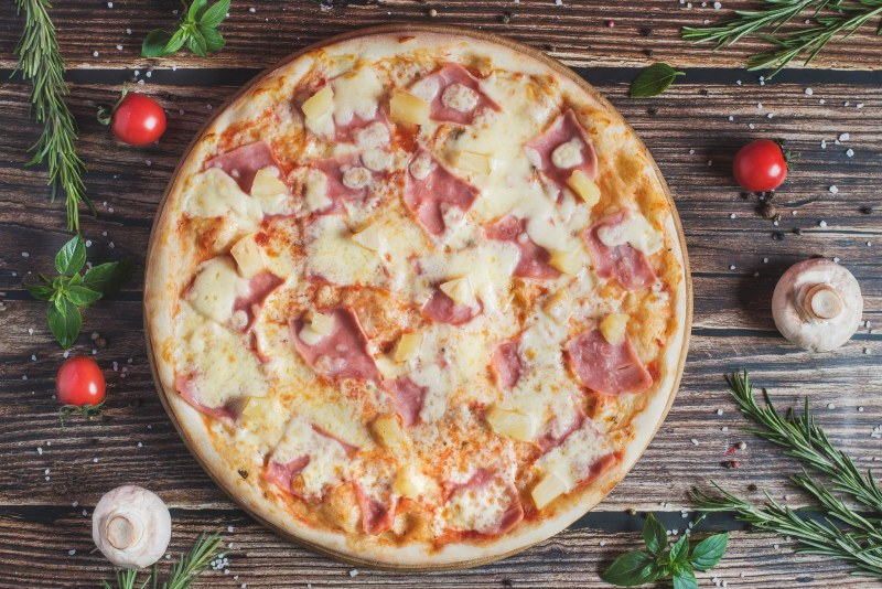 Пицца с ананасами и курицей