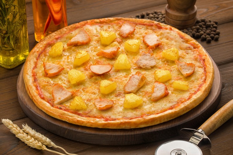 Пицца с ананасами и ветчиной