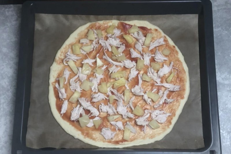 Пицца с ананасами и курицей
