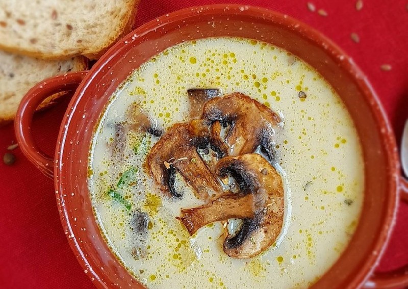 Крем суп грибной крутонами