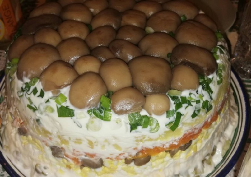 Салат Лесная Поляна с опятами и куриной грудкой