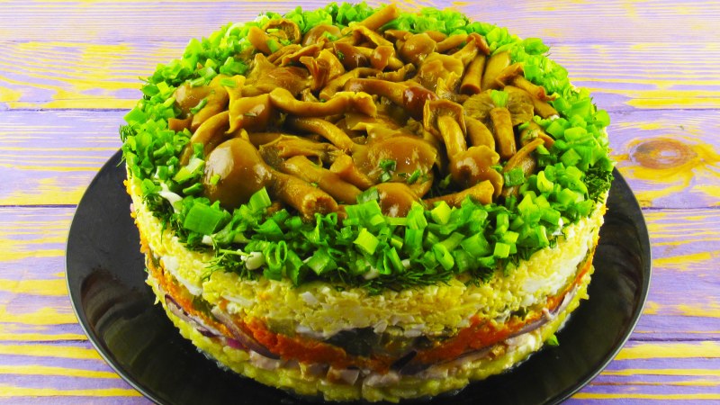Вкусный салат на праздничный стол с грибами