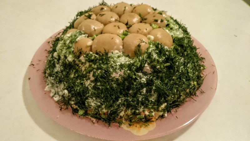 Салат грибная Полянка с копченой курицей