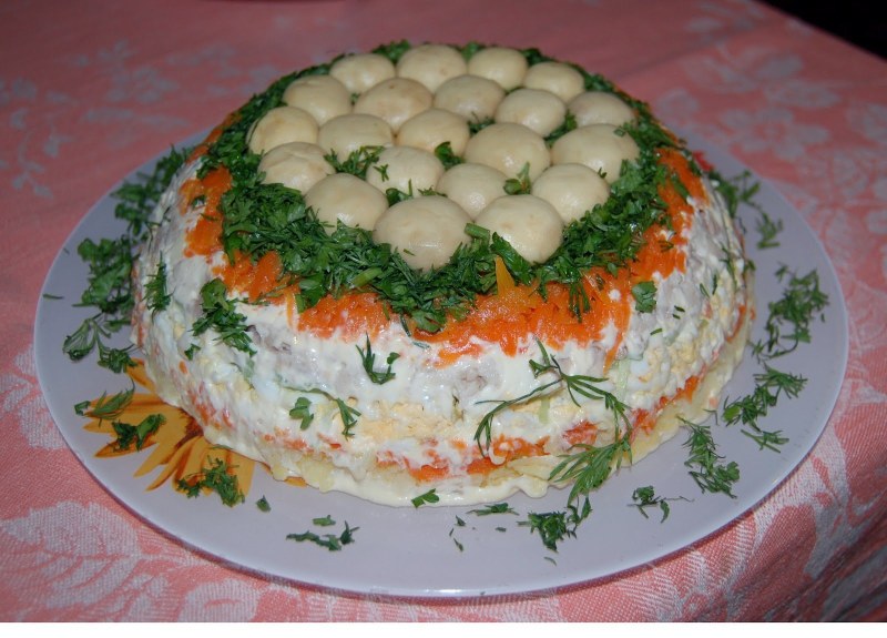 Салат с курицей и опятами